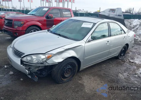 2005 Toyota Camry Le z USA, uszkodzony, nr VIN 4T1BE30K55U515083